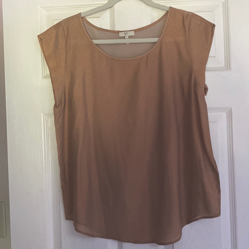 Like new, rose gold dress T-shirt. Size medium. Has slight shimmer to it.
